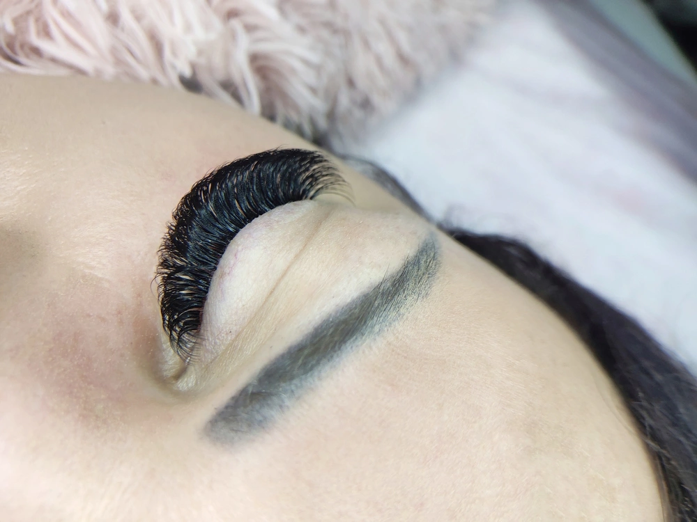 Dramatic mega volume lash extensions